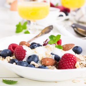 Freshly pressed juices with citrus fruits for a detoxifying breakfast.
