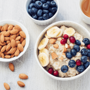 Oatmeal with berries and nuts – an anti-inflammatory breakfast